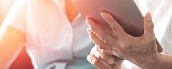 tablette adaptée à une personne âgée